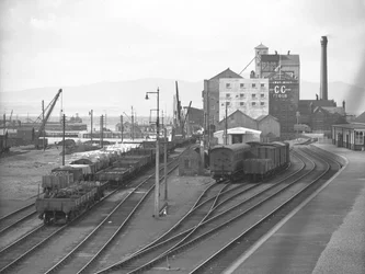 Vue de wagons de marchandises et de marchandises dans les voies de garage du quai de Silloth