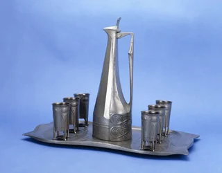 Un ensemble de huit pièces de liqueur en étain Edelzinn