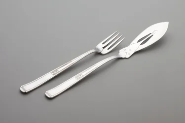 Deux pièces de couverts "Muster Nr. 2000" : 1 couteau à poisson