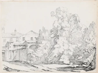 Arbres cachant une maison construite sur des ruines anciennes