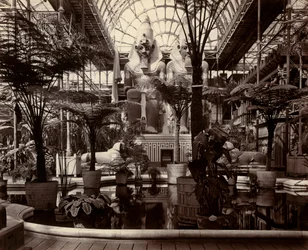 Le Crystal Palace à Londres : intérieur du transept nord, vers 1870