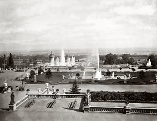 Le Crystal Palace à Londres : terrasses et fontaines, vers 1870
