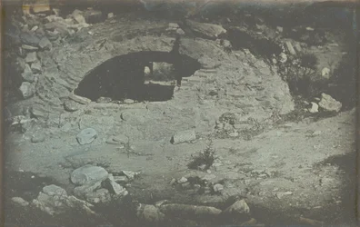 Athènes. Temple de Minerve Poliade (premiers plans) / Ouverture de citerne au pied de l