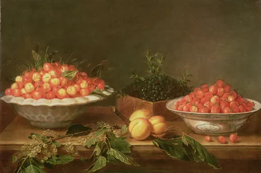 Nature morte avec fruits dans des plats en porcelaine et une boîte en bois