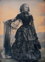 Femme en robe de taffetas noir et châle en dentelle