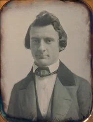Jeune homme en costume trois pièces et nœud papillon, années 1850. Créateurs : Josiah Johnson Hawes, Albert Sands Southworth