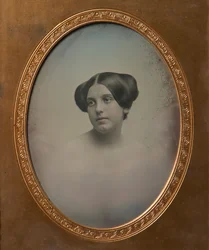 Jeune femme avec cheveux coiffés en deux chignons, années 1850. Créateurs : Josiah Johnson Hawes, Albert Sands Southworth