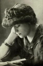 Portrait of Lucie Delarue Mardrus (photo)