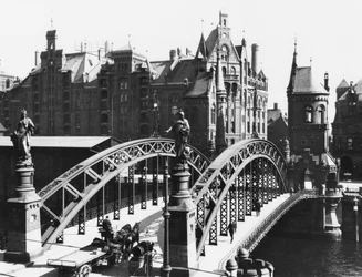 Pont dans la Speicherstadt (ville des entrepôts) Hambourg, c.1910