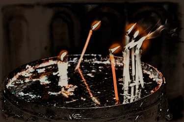 Bougies allumées ; de la série Église du Saint-Sépulcre, 2016 (photographie)