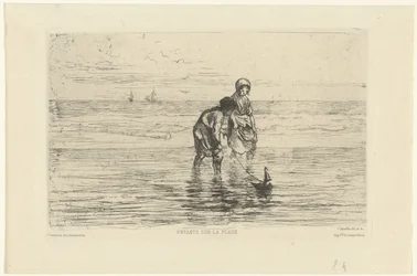 Enfants jouant avec un bateau sur la plage
