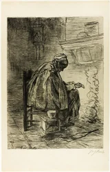 Vieille femme se réchauffant les mains