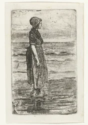 Femme debout sur la plage