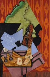 Violon et cartes à jouer sur une table