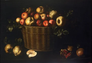 Panier avec des pommes, coings et grenades