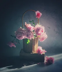 Panier de roses roses