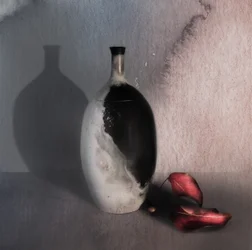 Vase noir, feuilles rouges