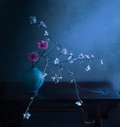 Élégance florale sombre