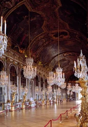 Vue de la Galerie des Glaces à Versailles restaurée, construite en 1678 par Jules-Hardouin Mansart. Château de Versailles.