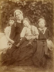 Mme Herbert Duckworth avec Florence Fisher, George Duckworth et Herbert Fisher, août 1872