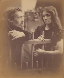 [Jeune homme et jeune femme appuyés contre une palissade]