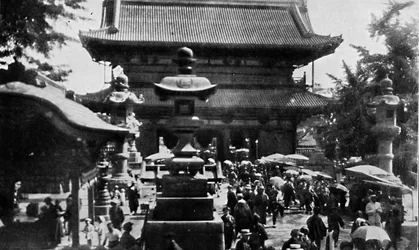 À Asakusa, le grand temple de Tokyo, le commerce de la divination est florissant, vers 1900, 1921.