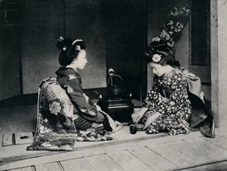 Thé cérémonial servi par de jolies mains japonaises