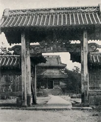 Portes du temple Tanjo-ji, dédié à Nichiren, vers 1900, 1921