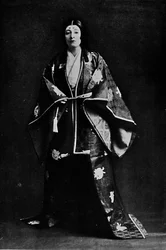 Mme Charles Burnett en costume de cour japonais du 15ème siècle