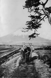 Paysans de la région de Fuji non nommés mais simplement comme O Yama, la Montagne Honorable, c1900