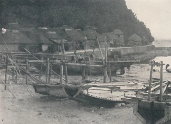 Tai-no-ura - Petites maisons sur une bande de sable avec des bateaux de pêche, vers 1900, 1921