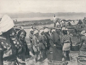 Tai-no-ura - bateaux de pêche, hommes et femmes avec filets et paniers, vers 1900, 1921
