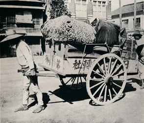 Les Japonais ne sont pas esclaves des possessions. La plupart peuvent déménager à la main, vers 1900, 1921