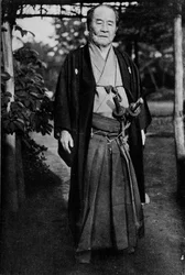 Le vicomte Shibusawa, 1840-1931 portant ses épées de samouraï, vers 1900, 1921