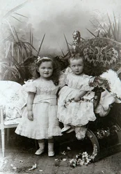 Grandes-duchesses Olga Nikolaïevna et Tatiana Nikolaïevna de Russie, fin du 19ème siècle