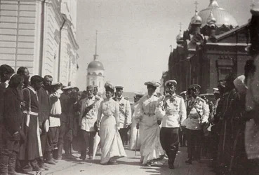 La famille royale russe visitant le monastère de Sarov, Russie, 1903
