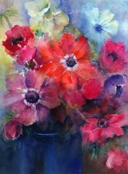 Anémones de Caen dans un pichet bleu