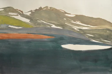 Vue sur le lac depuis la montagne enneigée