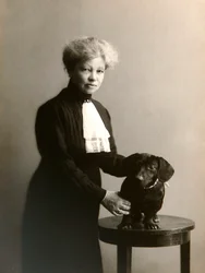 Alexandra Beketova-Blok, auteur et traductrice russe, avec son chien, début du 19e siècle