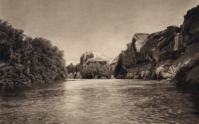 Rive escarpée du Jourdain (photo n/b)