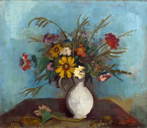 Fleurs des champs dans un pot blanc