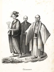 Oiran et samouraï japonais. Courtisane japonaise en kimono avec éventail et ornements capillaires, et deux samouraïs japonais avec coiffure chonmage portant montsuki sur hakama avec deux épées (katana) dans leurs ceintures. (Intitulé Chinois par erreur.) L