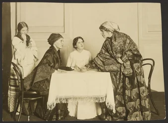 École secondaire féminine de Saint-Pétersbourg, pièce de Gogol "Le mariage".