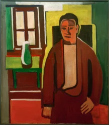 Homme debout devant une fenêtre