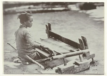 Femme javanaise tissant du tissu sur un métier à tisser