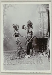 Portrait en studio de deux danseurs javanais en costume traditionnel et maquillage