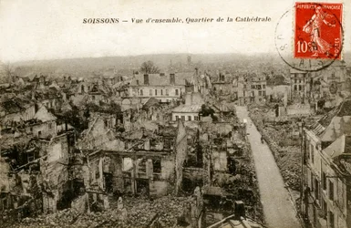 Vue générale du quartier de la cathédrale en ruines, Soissons