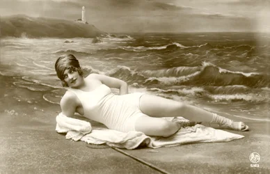 Femme en maillot de bain, vers début 1900 (carte postale)