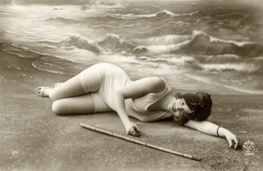 Femme en maillot de bain, vers début 1900 (carte postale)