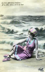 Femme sur la plage, vers début 1900 (carte postale)